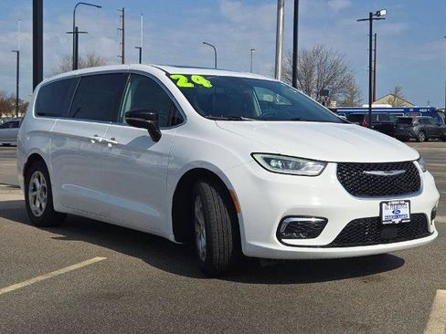 Used 2024 Chrysler Pacifica Limited FWD image 5