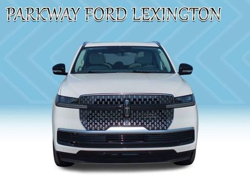 Used 2025 Lincoln Navigator Reserve AWD/4WD image 8