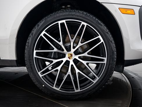 Certified 2026 Porsche Macan AWD/4WD image 11
