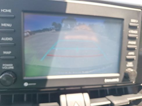 Used 2022 Toyota RAV4 XLE AWD/4WD image 25