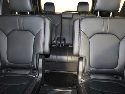 Used 2024 Honda Pilot TrailSport image 13