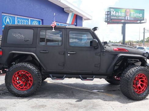 Used 2018 Jeep Wrangler Unlimited Sahara w/ Uconnect 4C Nav & Sound Group AWD/4WD image 4