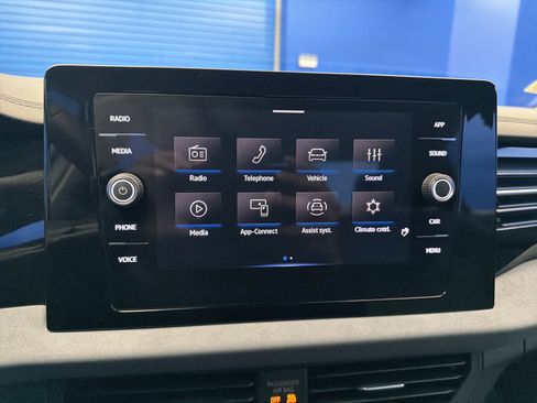 Certified 2025 Volkswagen Jetta SE w/ Black Wheel Package image 19