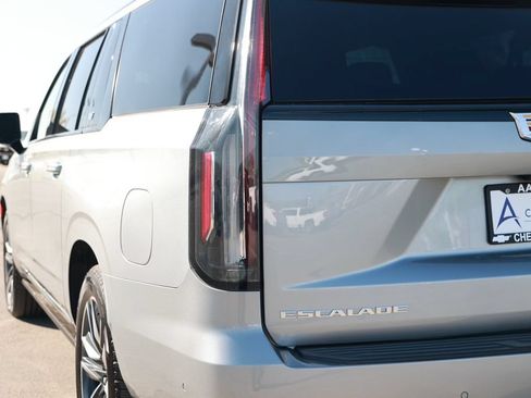 Used 2023 Cadillac Escalade ESV Sport Platinum w/ Heavy-Duty Trailer Package AWD/4WD image 16