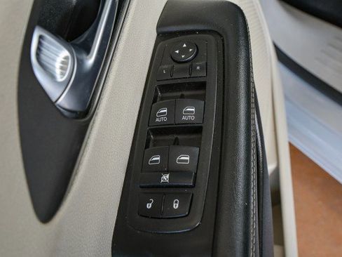 Used 2023 Chrysler Pacifica Touring-L FWD image 25
