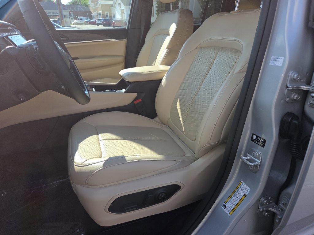 Certified 2024 Jeep Grand Cherokee Limited w/ Luxury Tech Group II AWD/4WD image 15