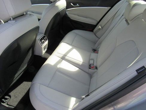 Used 2025 Genesis G70 2.5T image 8