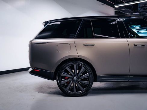 Used 2024 Land Rover Range Rover SV AWD/4WD image 10