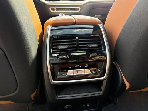 Used 2022 BMW X7 xDrive40i w/ M Sport Package AWD/4WD image 20