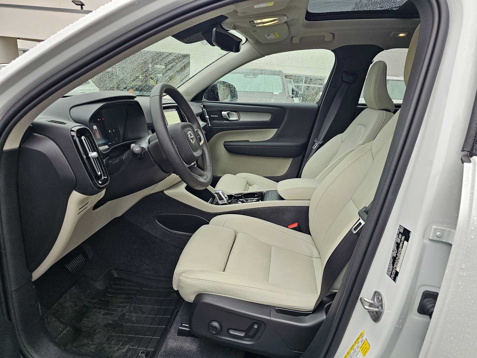 Used 2024 Volvo XC40 B5 Plus w/ Protection Package Premier AWD/4WD image 24