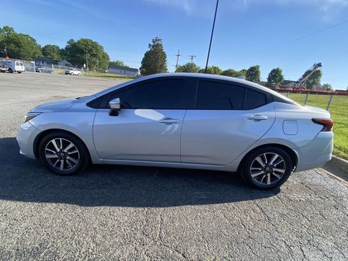 Used 2021 Nissan Versa SV FWD image 4