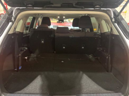 Used 2021 Toyota Highlander L image 8