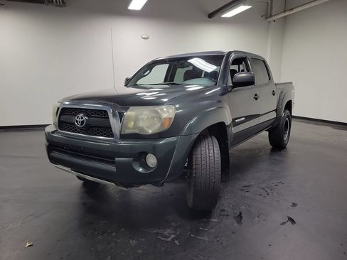 Used 2011 Toyota Tacoma 4x4 Double Cab w/ TRD Off-Road Pkg image 4