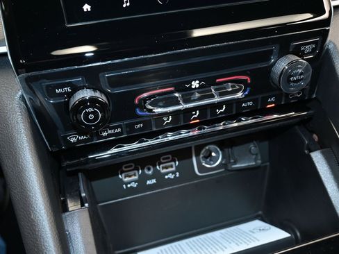 Used 2024 Jeep Grand Cherokee L Laredo RWD image 29