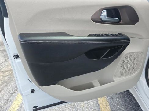 Used 2022 Chrysler Voyager LX FWD image 10