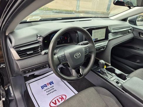 Used 2025 Toyota Camry LE image 9
