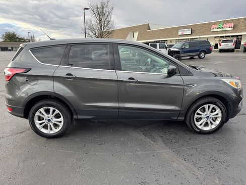 Used 2017 Ford Escape SE image 4