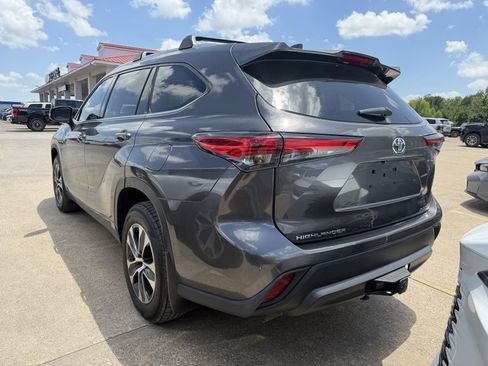 Used 2022 Toyota Highlander XLE AWD/4WD image 2