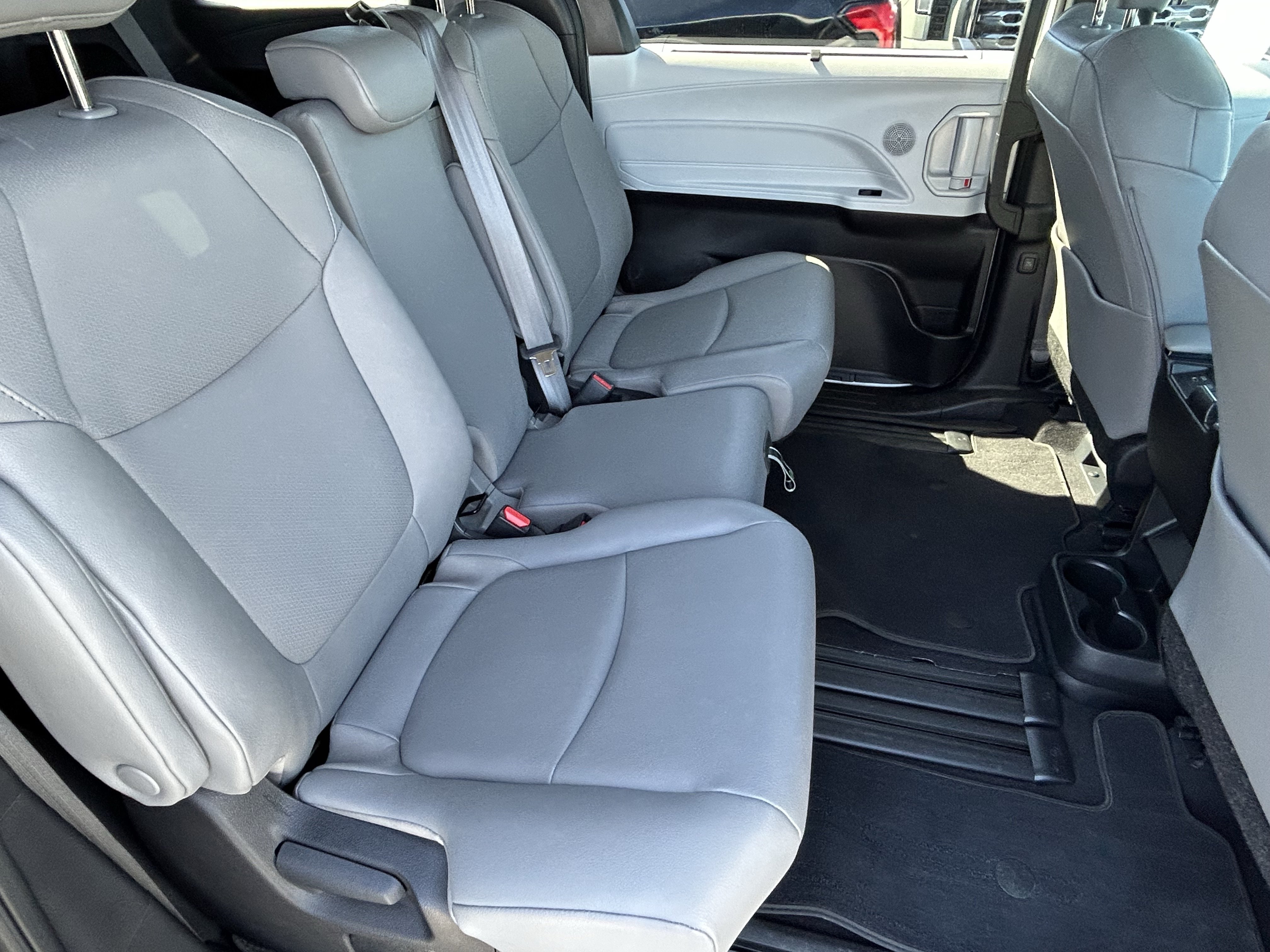 Used 2025 Toyota Sienna XLE FWD image 12