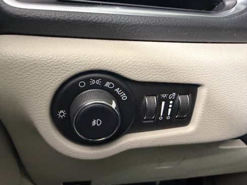 Used 2021 Chrysler Pacifica Limited w/ Premium & Safety Sphere Group image 39