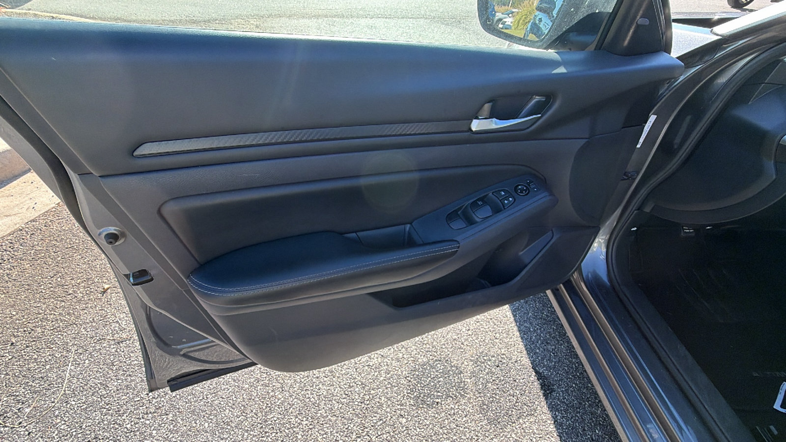 Used 2025 Nissan Altima 2.5 SV FWD image 14