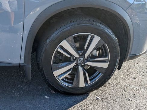 Certified 2025 Nissan Rogue SL FWD image 9