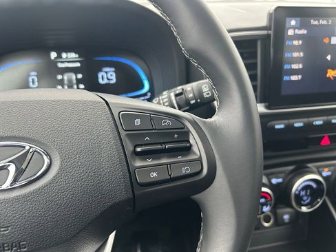 Used 2025 Hyundai Venue SEL image 18