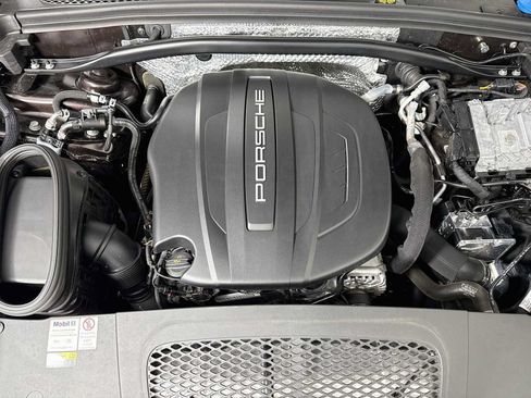 Certified 2021 Porsche Macan AWD/4WD image 31