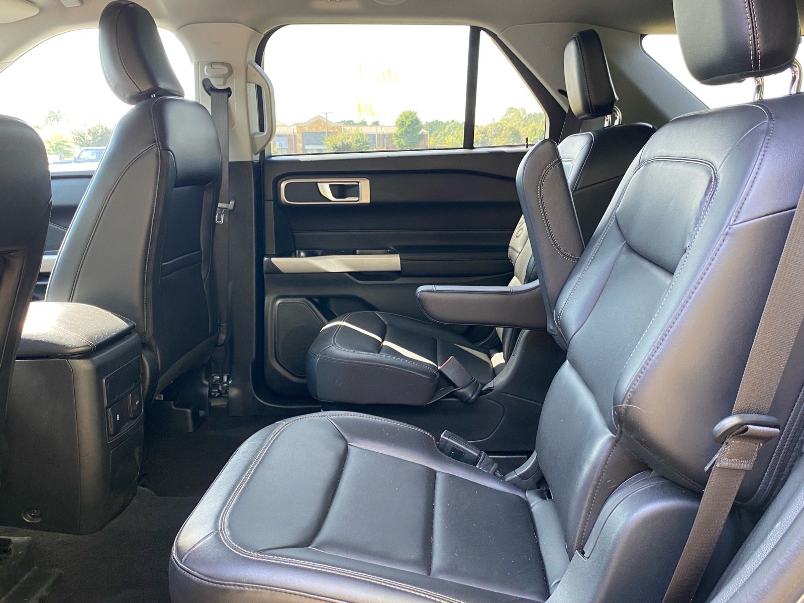 Used 2024 Ford Explorer XLT w/ Equipment Group 202A AWD/4WD image 17