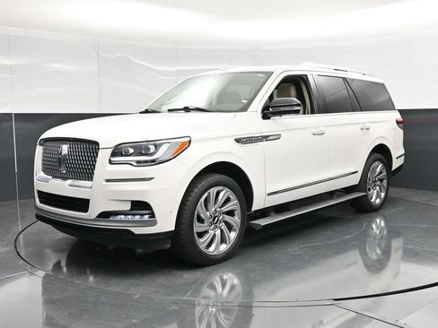 Used 2024 Lincoln Navigator Premiere AWD/4WD image 7