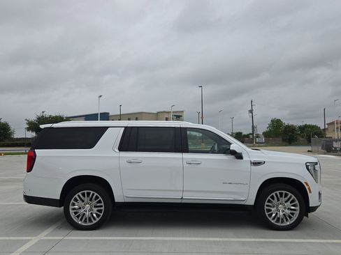 Used 2025 GMC Yukon XL Denali AWD/4WD image 2