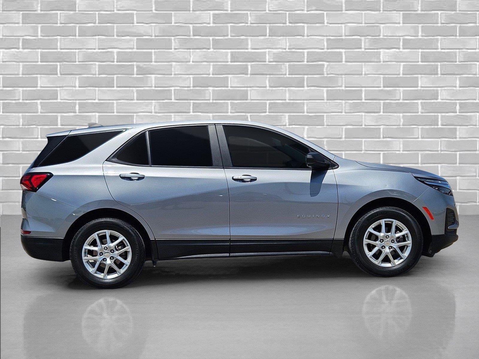 Used 2024 Chevrolet Equinox LS w/ LS Convenience Package FWD image 4
