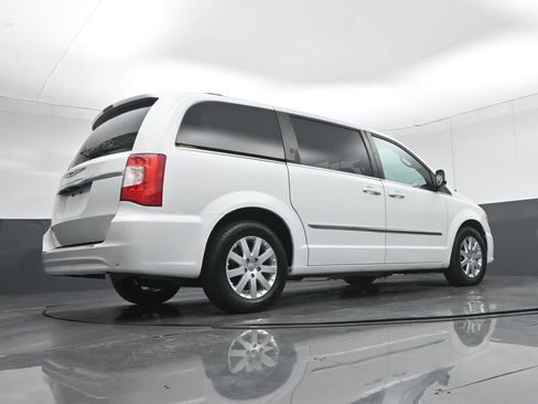 Used 2014 Chrysler Town & Country Touring image 61