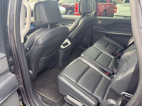 Used 2025 Lincoln Navigator L Reserve image 16