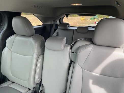 Used 2025 Toyota Sienna XLE image 26