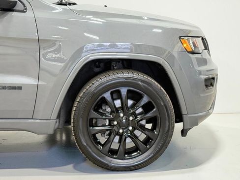 Used 2022 Jeep Grand Cherokee Laredo X image 9