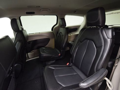 Used 2023 Chrysler Pacifica Touring-L image 22