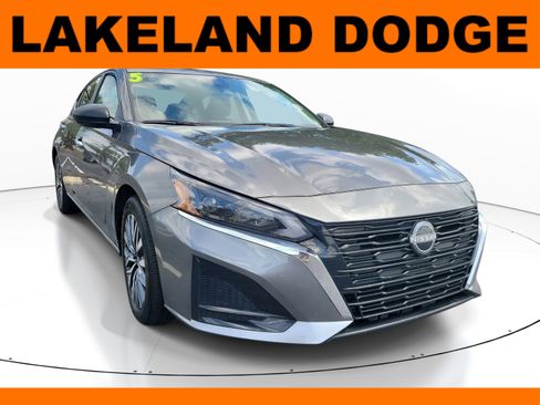 Used 2025 Nissan Altima 2.5 SV image 1