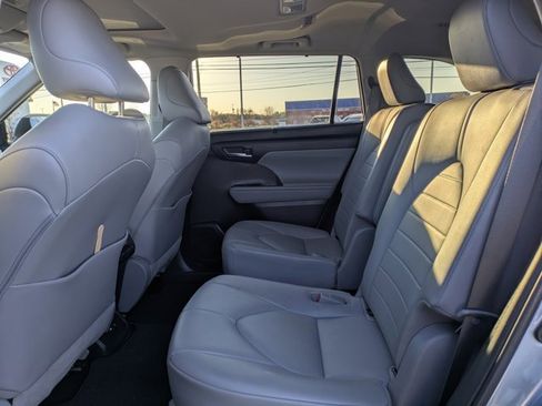 Used 2020 Toyota Highlander XLE image 14