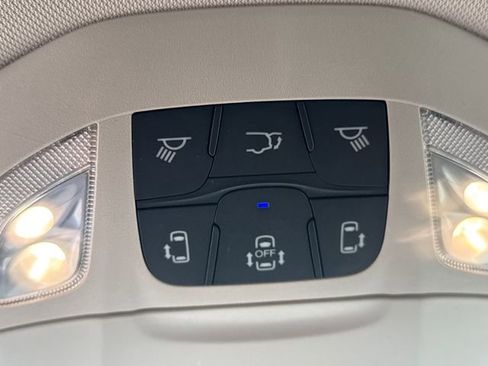 Used 2023 Chrysler Voyager LX image 16