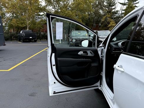 New 2026 Chrysler Pacifica Limited w/ Uconnect Theater Family Group image 10