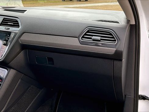 Used 2023 Volkswagen Tiguan SE w/ Panoramic Sunroof Package image 18