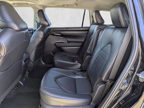 Used 2024 Toyota Highlander XLE image 19