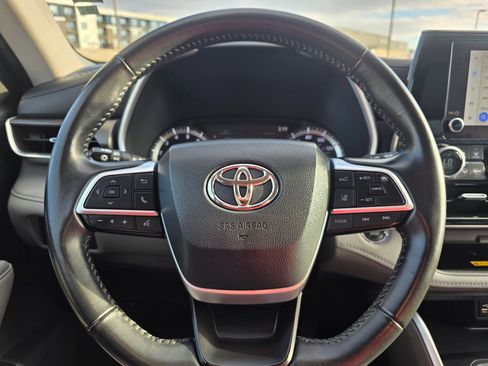 Used 2023 Toyota Highlander XLE image 18