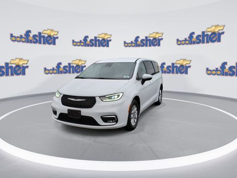 Used 2023 Chrysler Pacifica Touring-L image 3