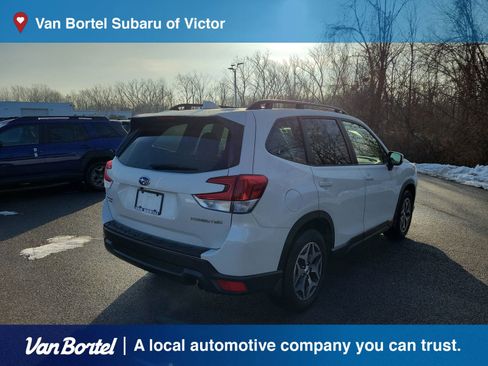 Used 2023 Subaru Forester Premium image 5