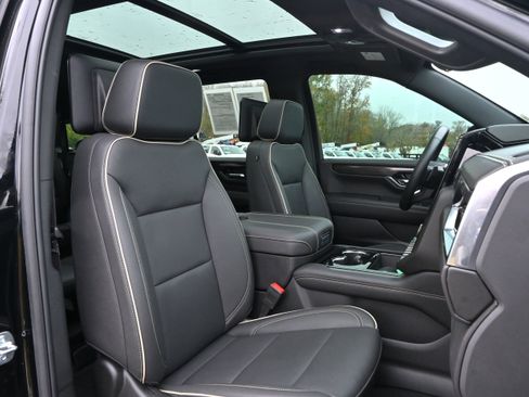 Used 2025 GMC Yukon Elevation w/ Elevation Premium Package image 10