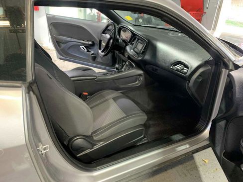 Used 2016 Dodge Challenger SXT image 28