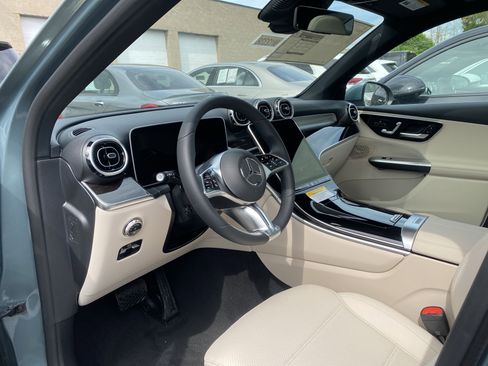Used 2025 Mercedes-Benz GLC 300 4MATIC image 17
