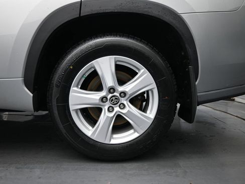 Used 2021 Toyota Highlander LE image 12